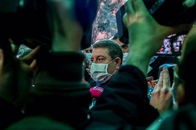 El presidente de Castilla La-Mancha, Emiliano García-Page, ofrece declaraciones a los medios, a su llegada a la reunión del Comité Federal del PSOE, en el Novotel Madrid Center, a 7 de enero de 2021