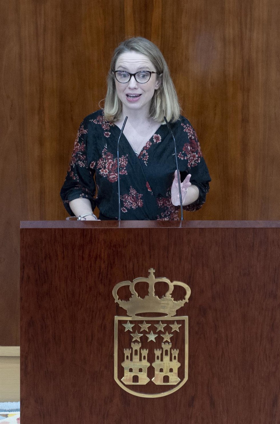 La portavoz de Unidas Podemos, Carolina Alonso, interviene en una sesión plenaria en la Asamblea de Madrid