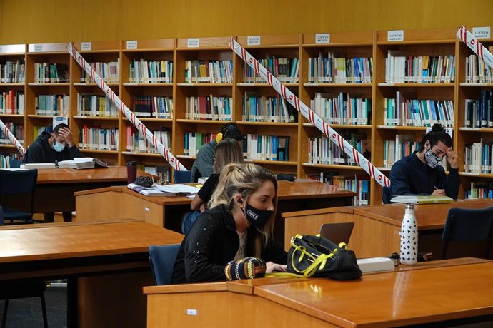 Archivo - Alumnos en la biblioteca de la Universidad de Málaga