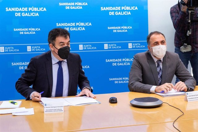 El conselleiro de Cultura, Educación e Universidade, Román Rodríguez, y el conselleiro de Sanidade, Julio García Comesaña, se reúnen con el Comité Educativo.