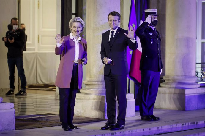 HANDOUT - 06 January 2022, France, Paris: French President Emmanuel Macron (R) welcomes European Commission President Ursula von der Leyen pose ahead of a meeting with members of the European commission at the Elysee Palace. Photo: Thomas Padilla/Europe