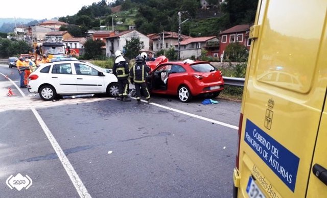 Archivo - Accidente de tráfico en Langreo