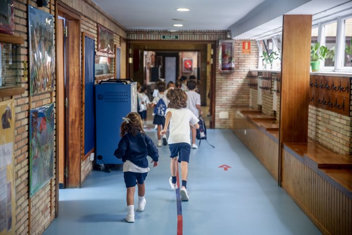 Varios niños en el hall del colegio Virgen de Europa durante el primer día de clase del curso 2021-22, a 6 de septiembre de 2021, en Boadilla del Monte, Madrid 