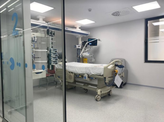 Una de las habitaciones de la nueva UCIP del Hospital Reina Sofía.