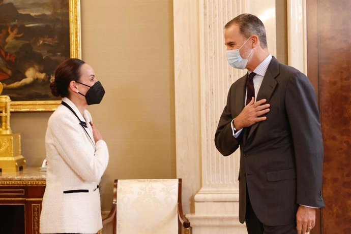 La alcaldesa de Ciudad Real, Eva María Masías, siendo recibida por el rey Felipe VI