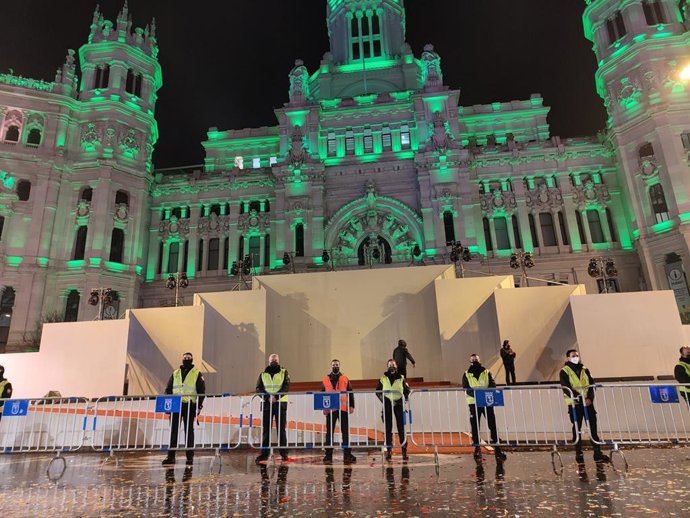 Vigilantes custodiando el escenario