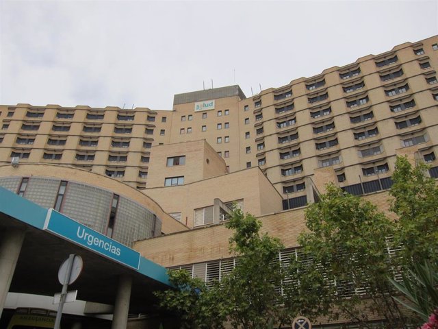 Archivo - Hospital Clínico de Zaragoza, en la zona de acceso por el Servicio de Urgencias.
