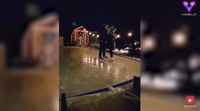 Una pareja construye una pista de hielo en el jardín de su casa