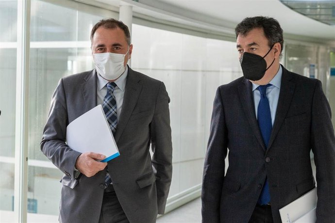 El conselleiro de Cultura, Educación e Universidade, Román Rodríguez, y el conselleiro de Sanidade, Julio García Comesaña, tras reunirse con el comité educativo.