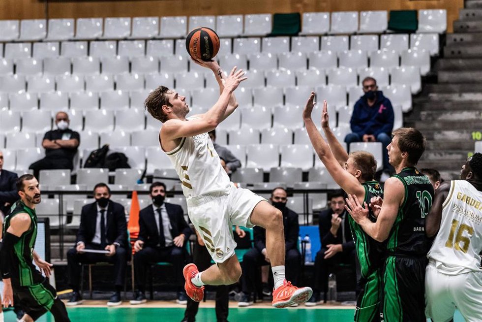 Archivo - Fabien Causeur entra a canasta durante un Joventut-Real Madrid de la Liga Endesa