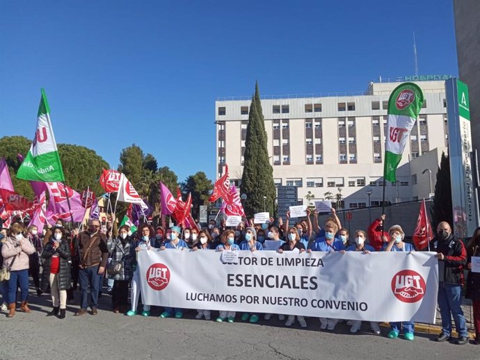 Las trabajadoras de la limpieza defienden sus reivindicaciones en una nueva jornada de huelga ante hospitales.