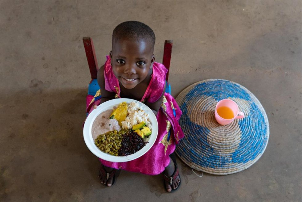 Archivo - Menor de Uganda con un plato de comida