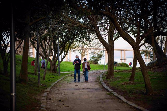 Personas con mascarilla en un parque de Lisboa