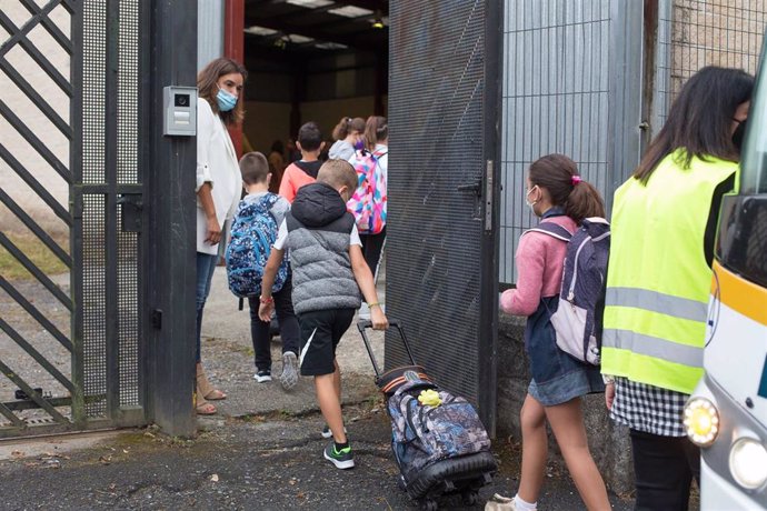 Archivo - Varios niños y niñas entran al colegio