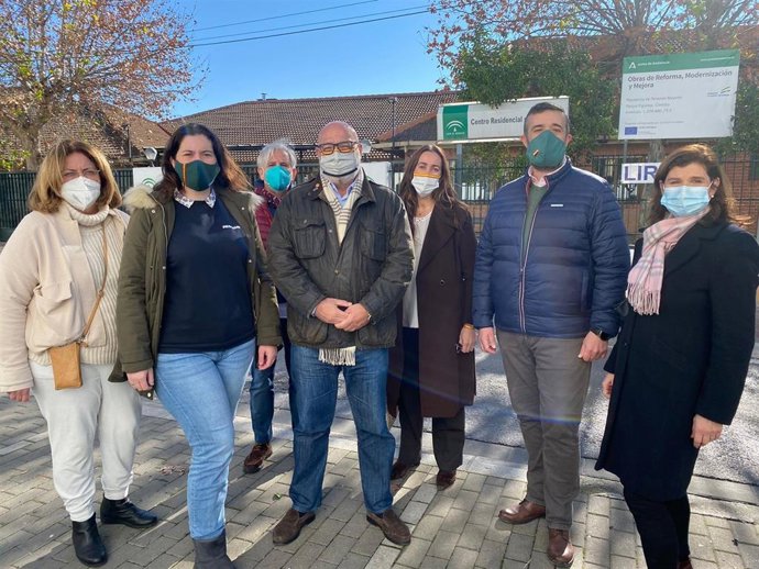Hernández (centro) visita la residencia de mayores del Parque Figueroa.