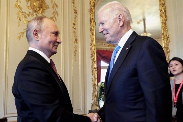 Archivo - Vladimir Putin y Joe Biden 