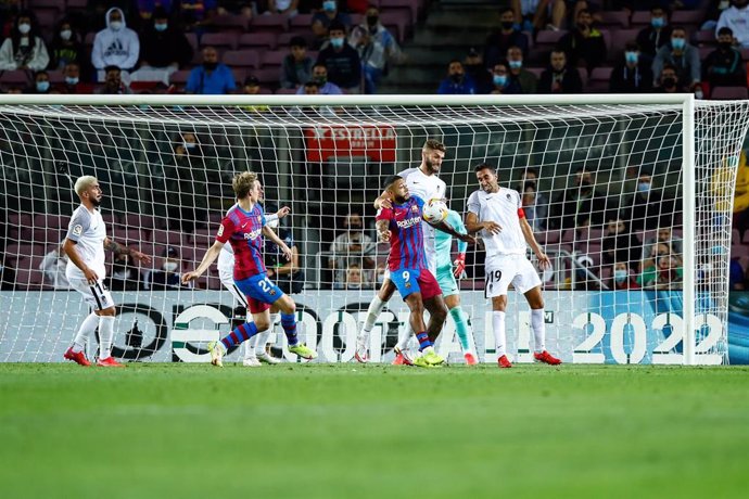 Archivo - 09 Memphis Depay of FC Barcelona defended by 19 Angel Montoro of Granada during the spanish league, La Liga Santander, football match played between FC Barcelona and Granada CF at Camp Nou stadium on September 20, 2021, in Barcelona, Spain.