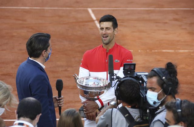 Archivo - Novak Djokovic celebra su título de campeón en Roland Garros en 2021
