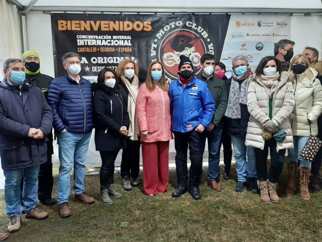 La delegada del Gobierno en Castilla y León, Virginia Barcones, centro, visita la concentración motera 'La Leyenda Continúa'.