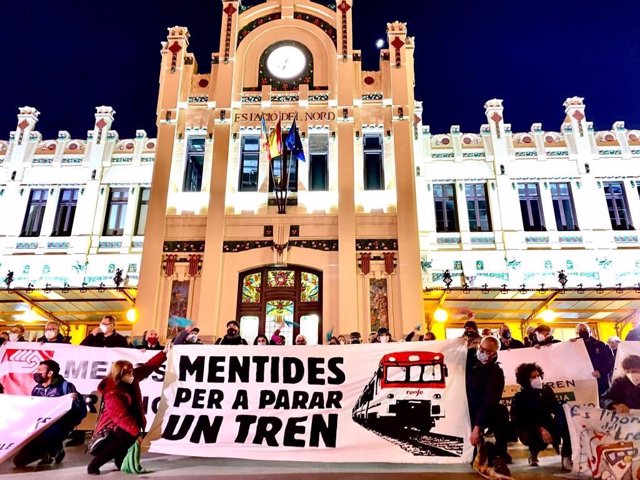 Una protesta frente a la Estación del Norte reclama un servicio "digno" de Cercanías en la Comunitat Valenciana