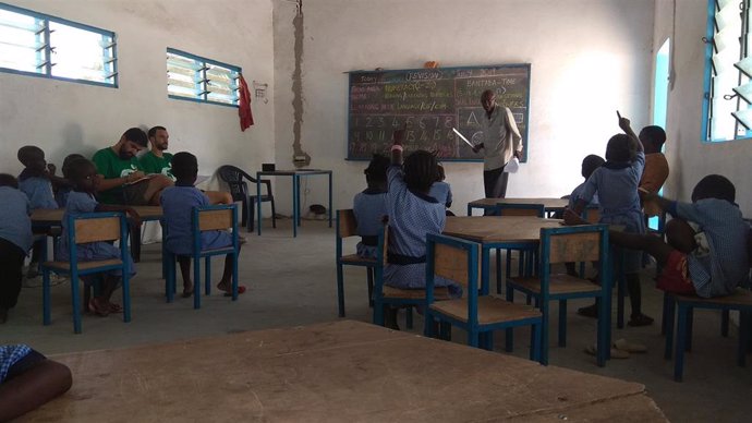 Niños de Basori en la escuela construida por PLAYING, la ONG del deporte