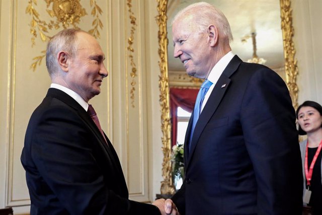 Archivo - HANDOUT - 16 June 2021, Switzerland, Geneva: Russian President Vladimir Putin (L) shakes hands with US President Joe Biden prior to their meeting. Photo: -/Kremlin/dpa - ATTENTION: editorial use only and only if the credit mentioned above is ref