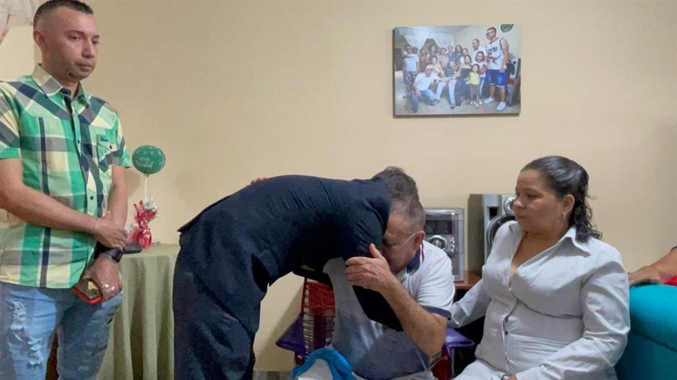 Víctor Escobar junto a su abogado, Luis Giraldo, y su familia.
