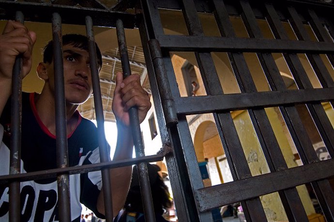 Archivo - Un preso en una cárcel ecuatoriana.