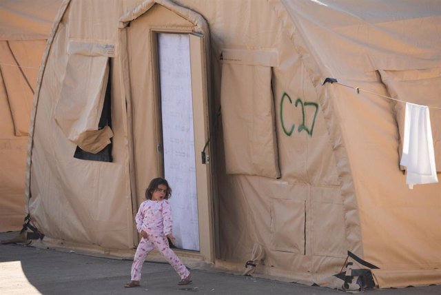 Archivo - Una niña afgana refugiada en un centro de acogida en Alemania