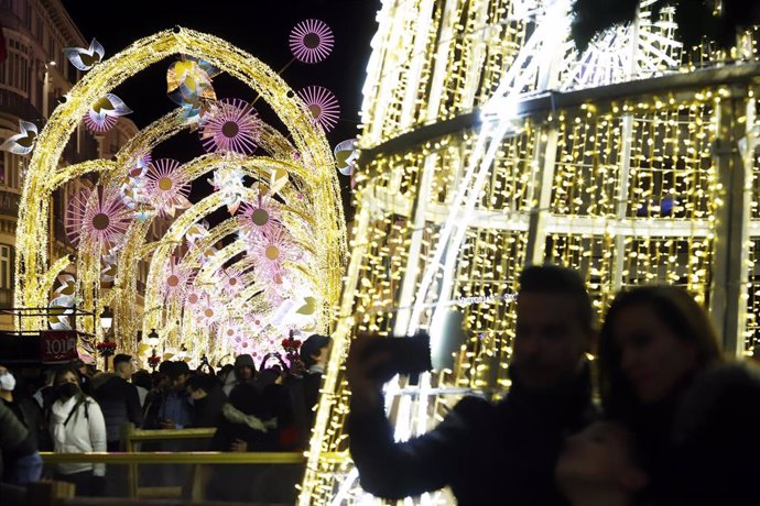 Archivo - Miles de personas disfrutan del encendido navideño en la céntrica calle Larios.