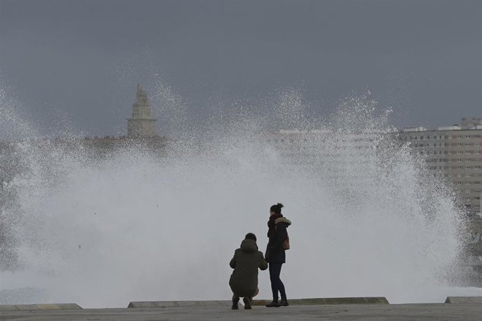 Dos personas observan las olas que rompen en la zona de las Esclavas, en A Coruña, el pasado mes de diciembre