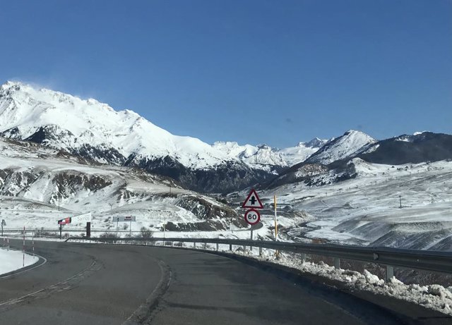 Archivo - Arxivo - Carretera en paisatge nevat amb cel blau