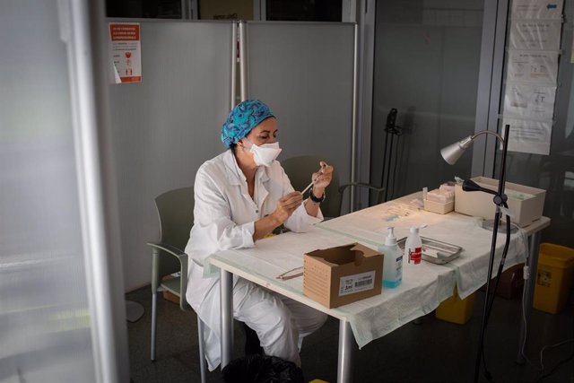 Archivo - Una enfermera prepara la vacuna Pfizer-BioNtech contra el Covid-19 antes de administrársela a un profesional sanitario en el Hospital de la Santa Creu i Sant Pau de Barcelona
