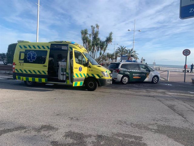 La ambulancia acude a asistir a una mujer arrastrada por una ola.