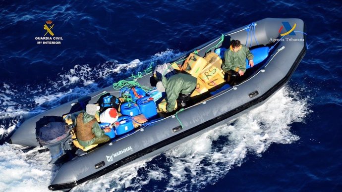 La Guardia Civil incauta más de 1.600 kilos de hachís que fueron lanzados al mar por los ocupantes de una zódiac al verse rodeados