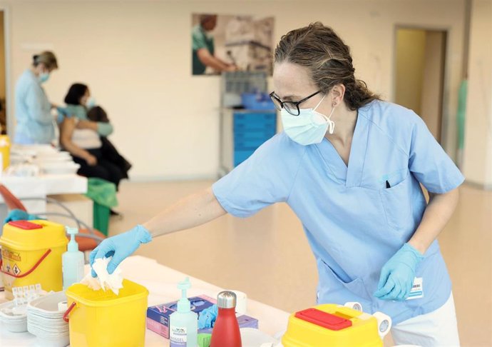 Una enfermera prepara una vacuna contra el Covid-19