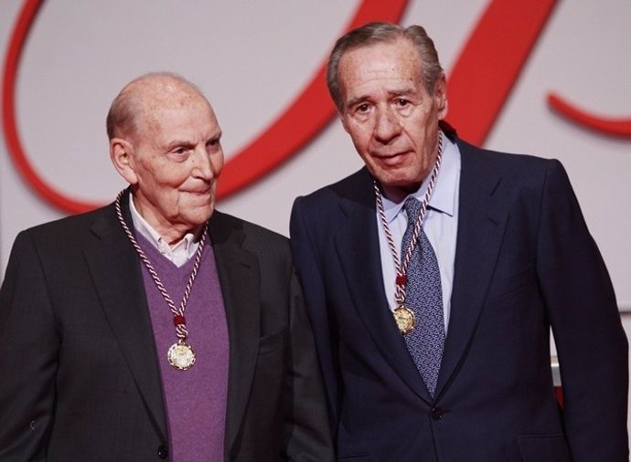 Francisco Laína (derecha) junto a Marcos Ana al recibir el Premio Castilla y León en 2014.