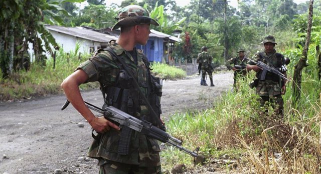 Archivo - Paramilitares de las Autodefensas Unidas de Colombia (AUC)