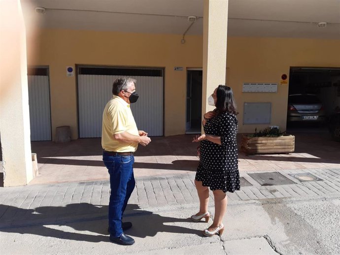 La diputada provincial de Vivienda, Conce Pérez, y alcalde de Bayarque, Antonio Pordoy.