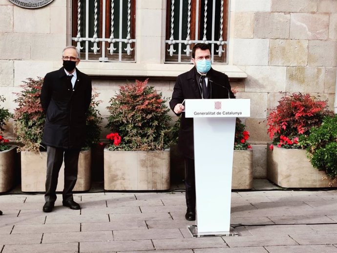 El presidente de la Generalitat, Pere Aragons, atiende a los medios tras visitar el Ayuntamiento de Granollers (Barcelona)