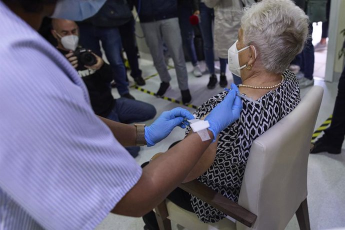 Archivo - Arxivo - Una sanitria vacuna a una dona en la Residncia de Majors Vista Alegre