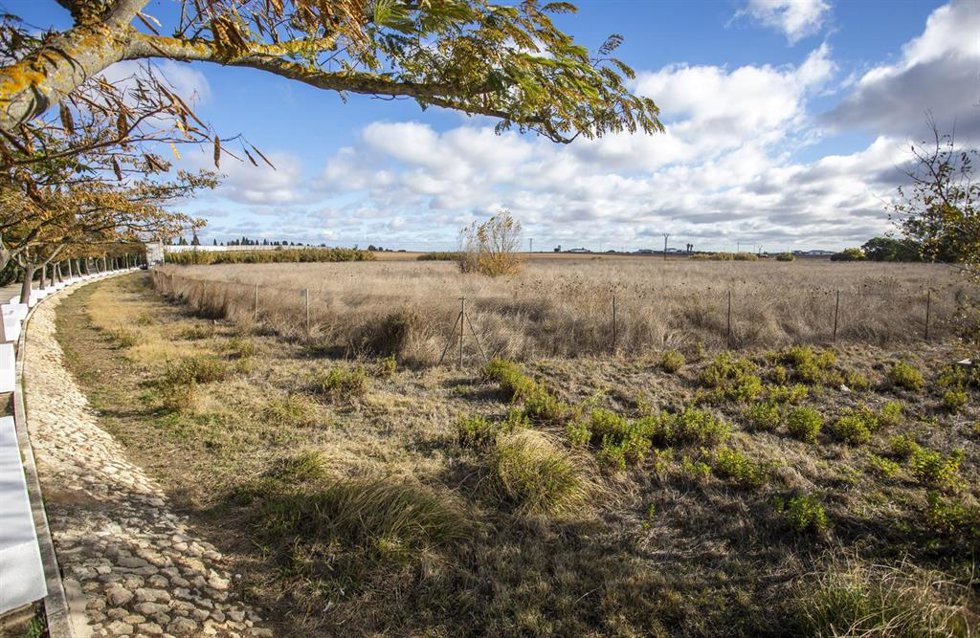 El alcalde de Huelva firma las escrituras de la parcela del nuevo Parque Municipal de Bomberos