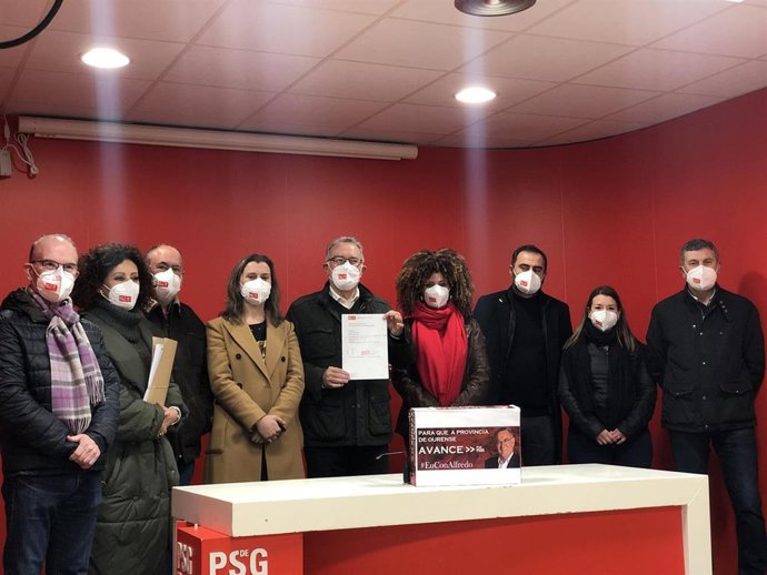 El alcalde de O Barco de Valdeorras, Alfredo García, presenta en la sede del PSdeG en Santiago los avales para aspirar a liderar el PSOE en la provincia de Ourense.