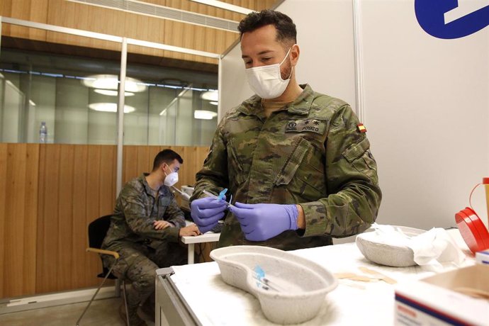 Un militar de las Fuerzas Armadas prepara una vacuna contra el coronavirus