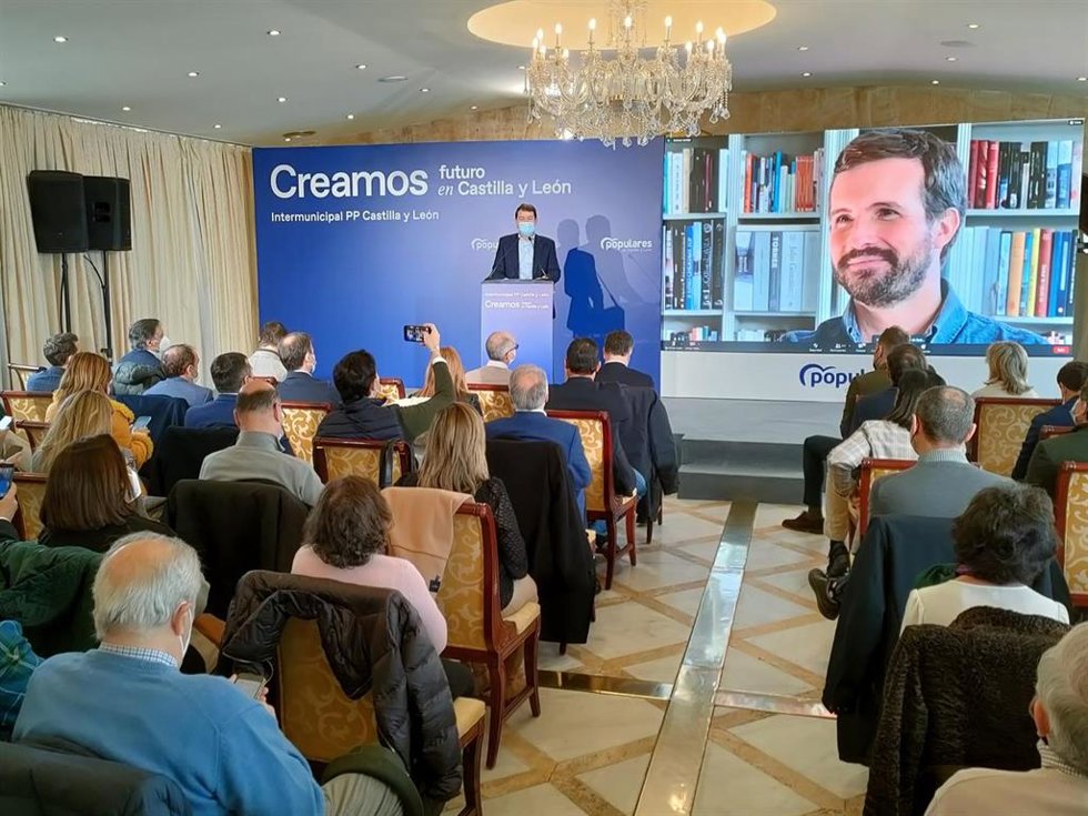El presidente del PPCyL, Alfonso Fernández Mañueco, junto a la intervención telemática de Pablo Casado en Salamanca