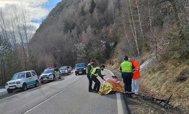 Herido grave un ciclista al ser atropellado por un turismo en la A-136 en Sallent de Gállego (Huesca).