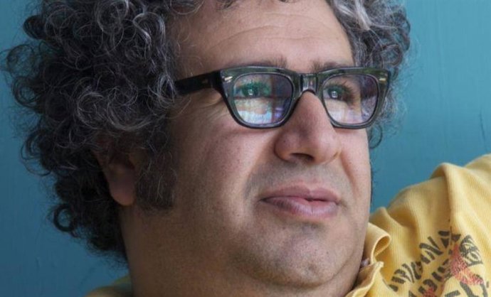 El poeta iraní Baktash Abtin