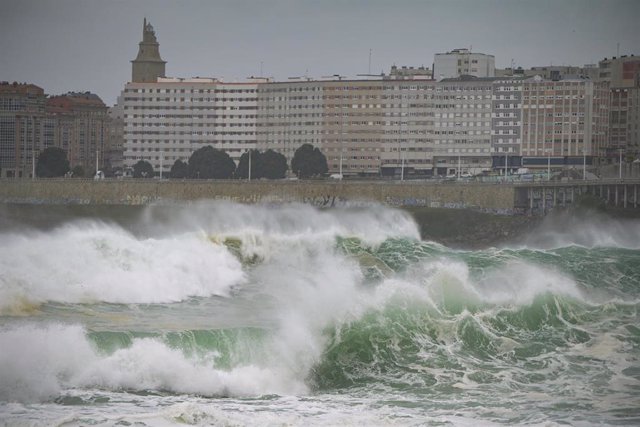Fuerte oleaje en las playas de A Coruña este sábado, 8 de enero de 2022.