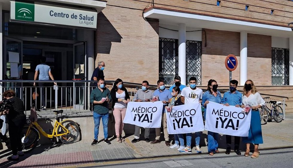 Concentración en el centro de salud de La Algaba