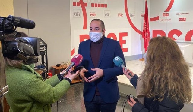 El diputado nacional del PSOE Miguel González en declaraciones a los medios